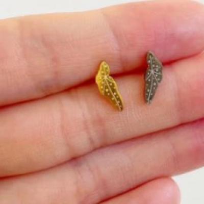 STUD EARRING ANGEL WING BEGONIA 18K GOLD PLATED